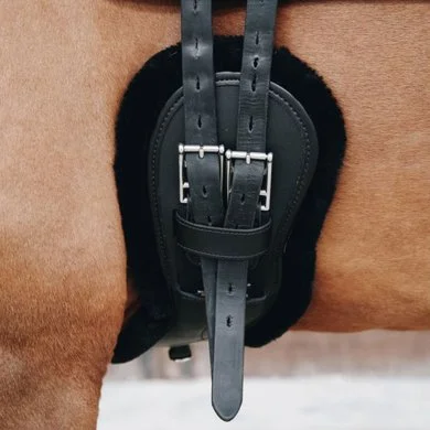 Kentucky Horsewear Kentucky Dressuursingel Sheepskin Anatomic Short Black 2 Kentucky Horsewear Kentucky Dressuursingel Sheepskin Anatomic Short Black - Afbeelding 2