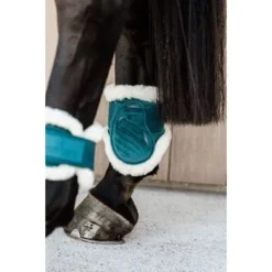 Kentucky Horsewear Kentucky Kogelbeschermer Young Horse Velvet Vegan Bont Emerald -Kentucky Horsewear Winkel kentucky 179a3423.faaf0b