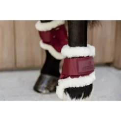 Kentucky Horsewear Kentucky Kogelbeschermer Young Horse Velvet Vegan Bont Bordeaux 11 Kentucky Horsewear Kentucky Kogelbeschermer Young Horse Velvet Vegan Bont Bordeaux -Kentucky Horsewear Winkel kentucky 179a3978.96fa48