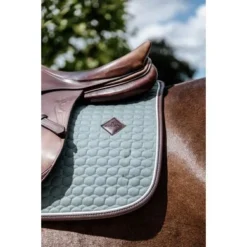 Kentucky Horsewear Kentucky Spring Zadeldekje Classic Leer Dusty Green 13 Kentucky Horsewear Kentucky Spring Zadeldekje Classic Leer Dusty Green -Kentucky Horsewear Winkel kentucky 485a1419.dd88d3
