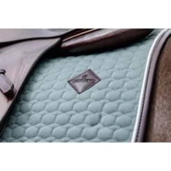 Kentucky Horsewear Kentucky Spring Zadeldekje Classic Leer Dusty Green 14 Kentucky Horsewear Kentucky Spring Zadeldekje Classic Leer Dusty Green -Kentucky Horsewear Winkel kentucky 485a1433.1d3088