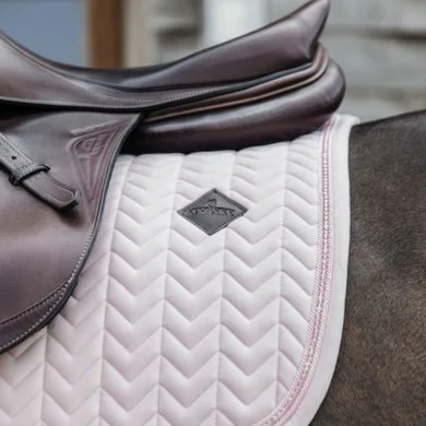 Kentucky Horsewear Kentucky Zadeldekje Velvet Pearls Springen Soft Rose Full 3 Kentucky Horsewear Kentucky Zadeldekje Velvet Pearls Springen Soft Rose Full - Afbeelding 3