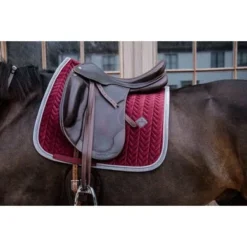 Kentucky Horsewear Kentucky Dressuur Zadeldekje Classic Contrast Bordeaux Full -Kentucky Horsewear Winkel kentucky 485a6725.e0e7d0