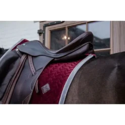 Kentucky Horsewear Kentucky Dressuur Zadeldekje Classic Contrast Bordeaux Full -Kentucky Horsewear Winkel kentucky 485a6731.9f7153