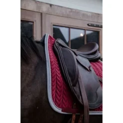 Kentucky Horsewear Kentucky Dressuur Zadeldekje Classic Contrast Bordeaux Full -Kentucky Horsewear Winkel kentucky 485a6733.d2fcdc