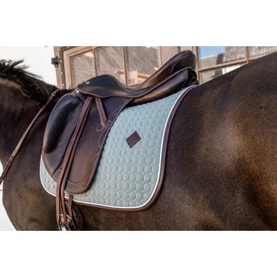 Kentucky Horsewear Kentucky Dressuur Zadeldekje Classic Leer Dusty Green 5 Kentucky Horsewear Kentucky Dressuur Zadeldekje Classic Leer Dusty Green - Afbeelding 5