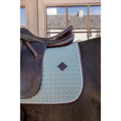 Kentucky Horsewear Kentucky Dressuur Zadeldekje Classic Leer Dusty Green 17 Kentucky Horsewear Kentucky Dressuur Zadeldekje Classic Leer Dusty Green -Kentucky Horsewear Winkel kentucky 485a7882.6c5821