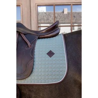 Kentucky Horsewear Kentucky Dressuur Zadeldekje Classic Leer Dusty Green 6 Kentucky Horsewear Kentucky Dressuur Zadeldekje Classic Leer Dusty Green - Afbeelding 6