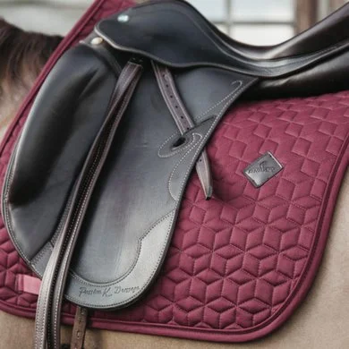 Kentucky Horsewear Kentucky Zadeldekje Basic Dressuur Bordeaux Full 2 Kentucky Horsewear Kentucky Zadeldekje Basic Dressuur Bordeaux Full - Afbeelding 2