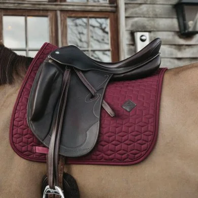 Kentucky Horsewear Kentucky Zadeldekje Basic Dressuur Bordeaux Full 1 Kentucky Horsewear Kentucky Zadeldekje Basic Dressuur Bordeaux Full