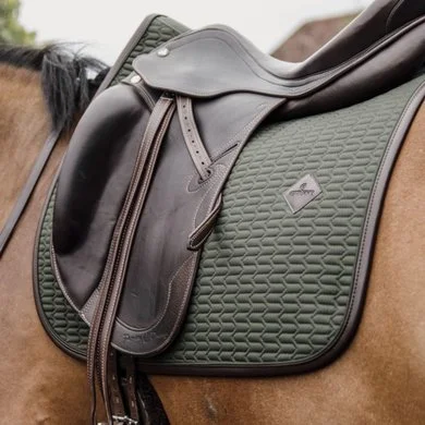 Kentucky Horsewear Kentucky Zadeldekje Color Edition Leather Dr Olijf Full 2 Kentucky Horsewear Kentucky Zadeldekje Color Edition Leather Dr Olijf Full - Afbeelding 2