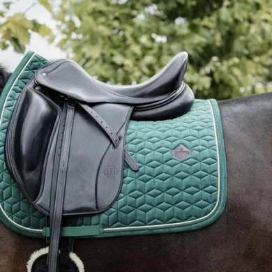 Kentucky Horsewear Kentucky Zadeldekje Velvet Dressuur Donkergroen Full 1 Kentucky Horsewear Kentucky Zadeldekje Velvet Dressuur Donkergroen Full
